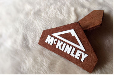 Thiết kế thời trang Logo cao su Patches Nhãn hiệu quần áo Pvc 100% Silicone Với hiệu ứng Shinny