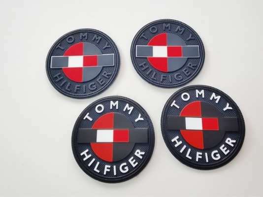 Logo silicone mờ được in trên nhãn quần áo cơ sở Twill với nhiều màu