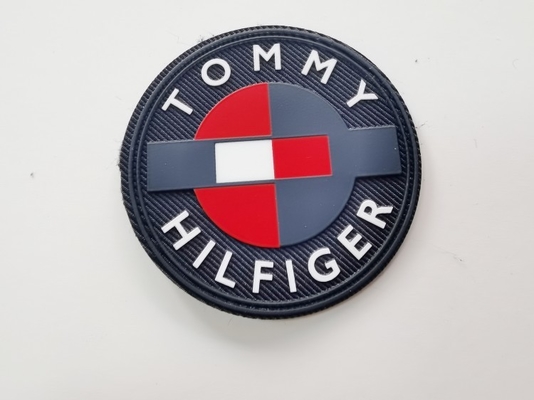 Logo silicone mờ được in trên nhãn quần áo cơ sở Twill với nhiều màu