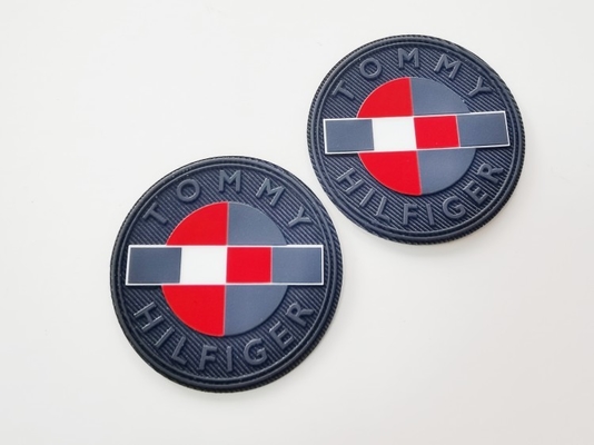 Logo silicone mờ được in trên nhãn quần áo cơ sở Twill với nhiều màu
