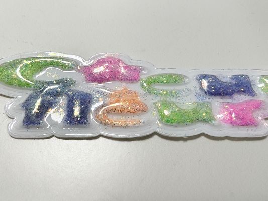 Nhãn hiệu TPU màu vàng màu hồng sôi nổi được tùy chỉnh cho quần áo