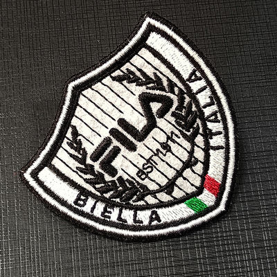 Nhà máy Logo tùy chỉnh Nhãn thêu dệt sắt trên huy hiệu cho quần áo