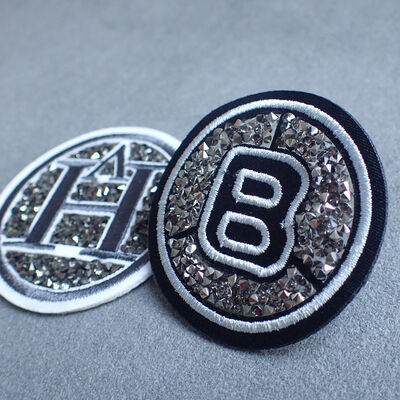 Dịch vụ thêu đặc biệt nhãn huy hiệu quần áo 100% Máy thêu miếng dán và huy hiệu chuyển nhiệt với