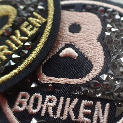 Dịch vụ thêu đặc biệt nhãn huy hiệu quần áo 100% Máy thêu miếng dán và huy hiệu chuyển nhiệt với