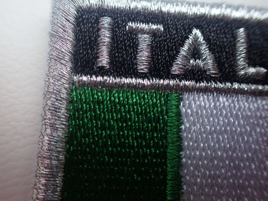 Nhãn quần áo thêu tùy chỉnh bán buôn với logo nổi 3D để sử dụng cho quần áo