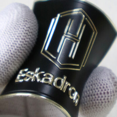 Label điện áp TPU tùy chỉnh | Logo vàng dập nổi 3D cho trang phục cưỡi ngựa