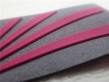 Các bản vá cao su 3D màu đỏ cho hàng may mặc Microfiber xám mềm với logo silicone tiêm
