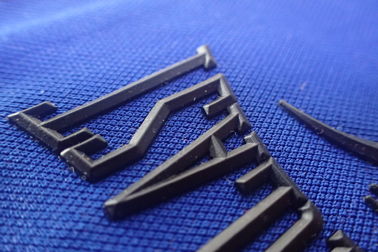 Logo 3D miếng dán truyền nhiệt cho quần áo có thể giặt được Màu Pantone bền