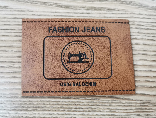 Logo in nổi Bản vá da PU Màu sắc tùy chỉnh May trên quần áo