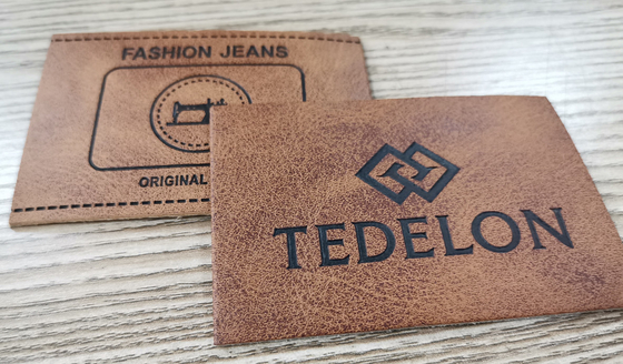 Logo in nổi Bản vá da PU Màu sắc tùy chỉnh May trên quần áo