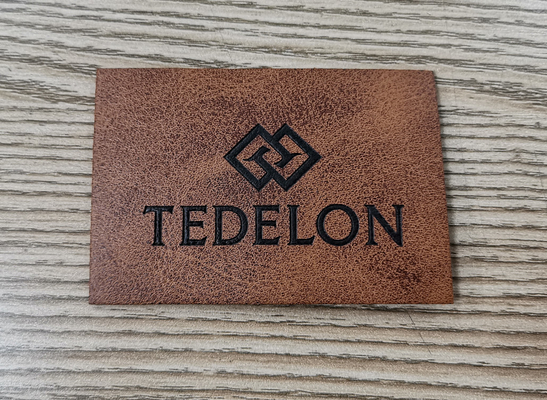 Logo in nổi Bản vá da PU Màu sắc tùy chỉnh May trên quần áo