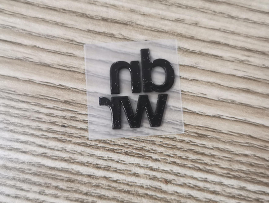 Nhãn truyền nhiệt quần áo In silicone 3D với màu Pantone