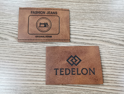 Logo in nổi Bản vá da PU Màu sắc tùy chỉnh May trên quần áo